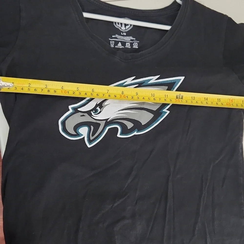 Philadelphia Eagles Shirt size L has cracks in graphics Faded black Flaw